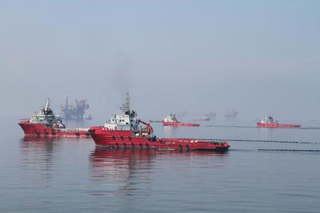 Các tàu thu gom dầu tràn trên vịnh Bột Hải. Ảnh: